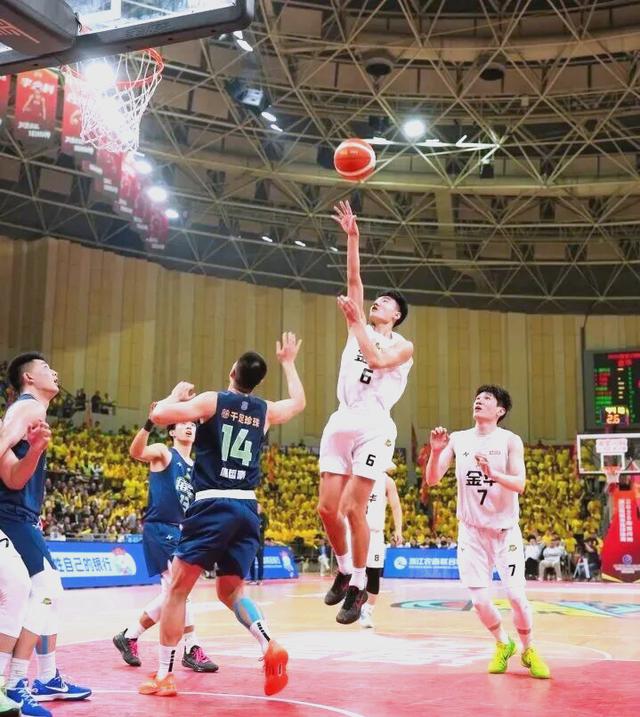 开云体育平台APP-双方交锋，球场上的激烈比拼展现出双方的拼搏精神