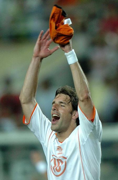 荷兰队疲倦但坚决，成功晋级欧预赛下一轮