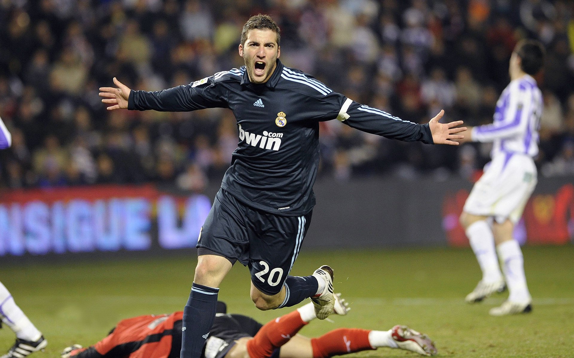 开云体育app-绿茵之外的较量，当西甲德比战火点燃，南非高原强压玻利维亚